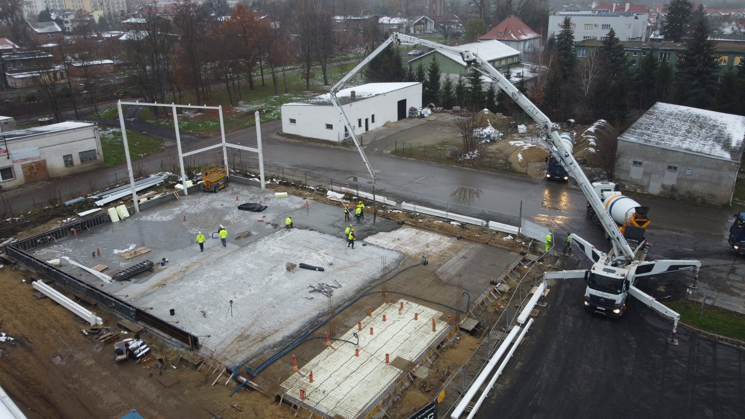 Montaż konstrukcji stalowej PBC Steel na budowie hali w Nowym Stawie
